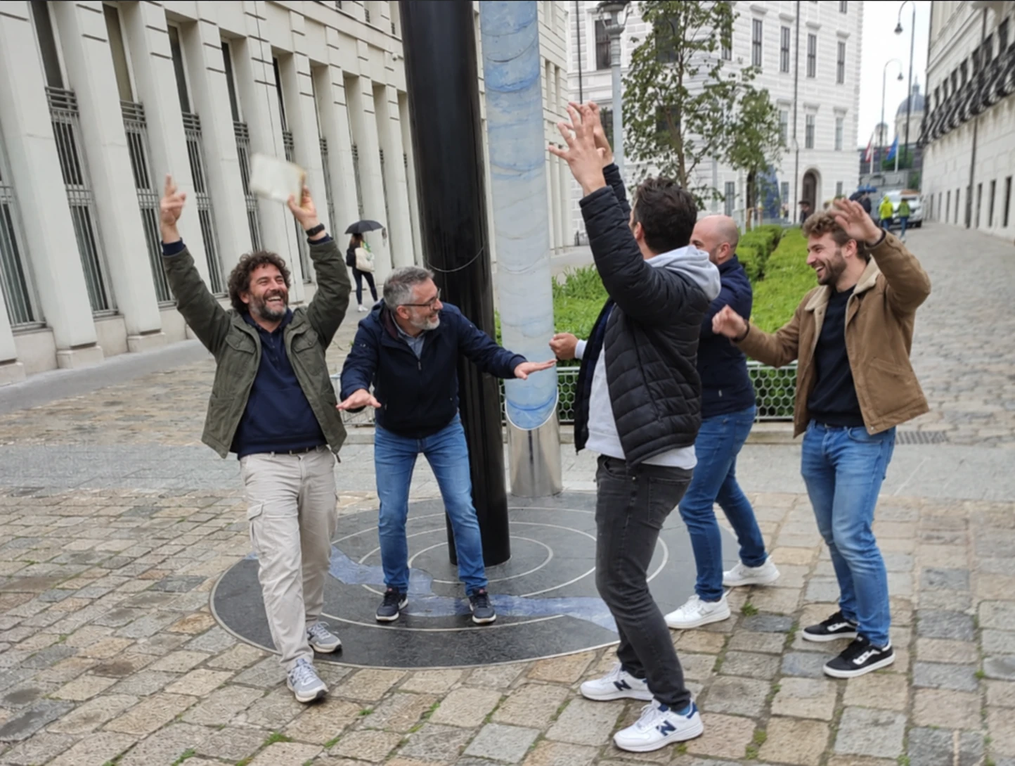 Animation de fête de fin d'année en entreprise : une équipe célèbre un défi réussi dans la rue