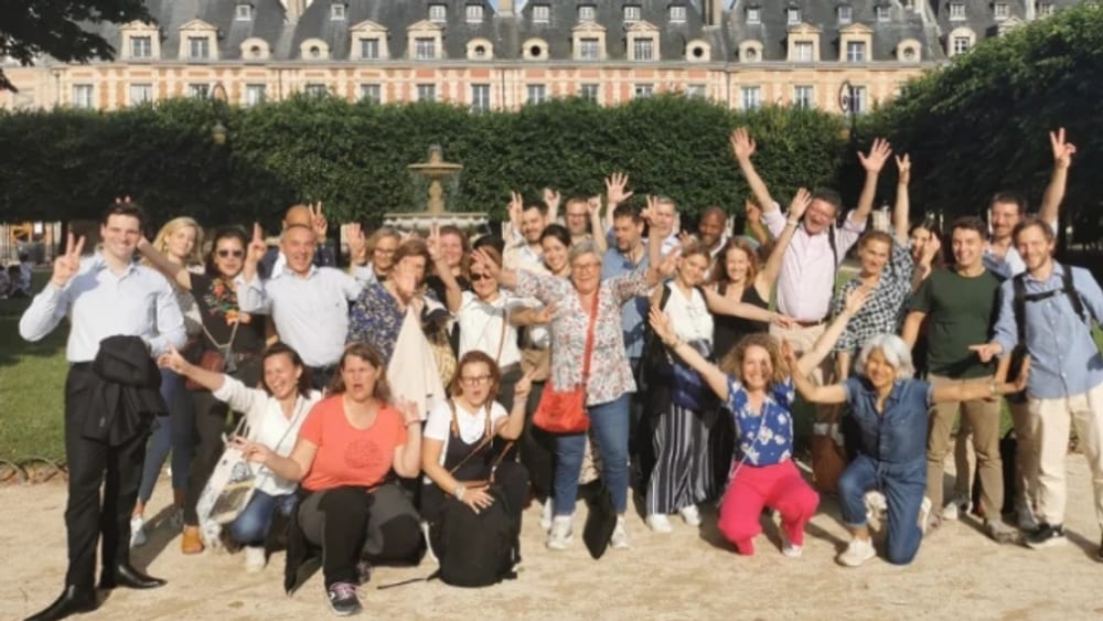 Une équipe en teambuilding avec Babasport, place des Vosges à Paris