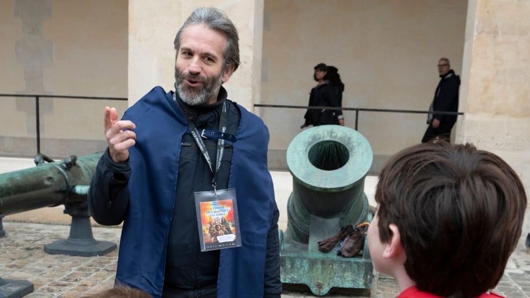 Un comédien du jeu spectacle du Grand Palais face à de jeunes joueurs