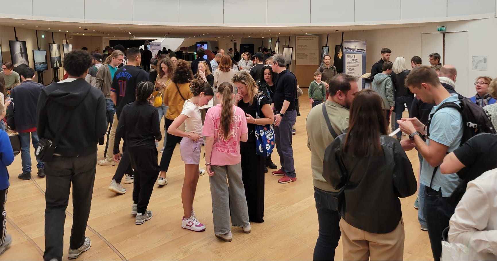 Participants d'un jeu de piste digital géant organisé à Paris par le Palais de Tokyo et la colline des arts avec GeoGaming