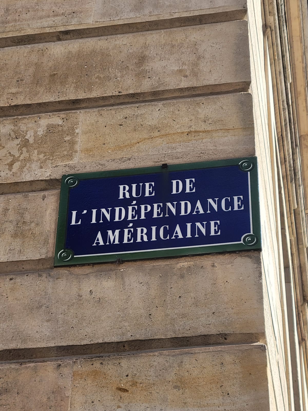 Une plaque de rue à Versailles : un détail du décor dont un jeu de piste peut tirer une énigme